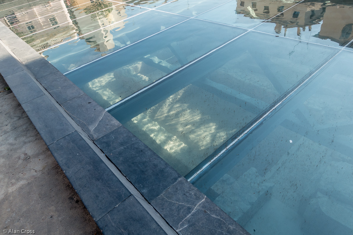 A stroll around the medieval quarter:Roma ruins beneath the water