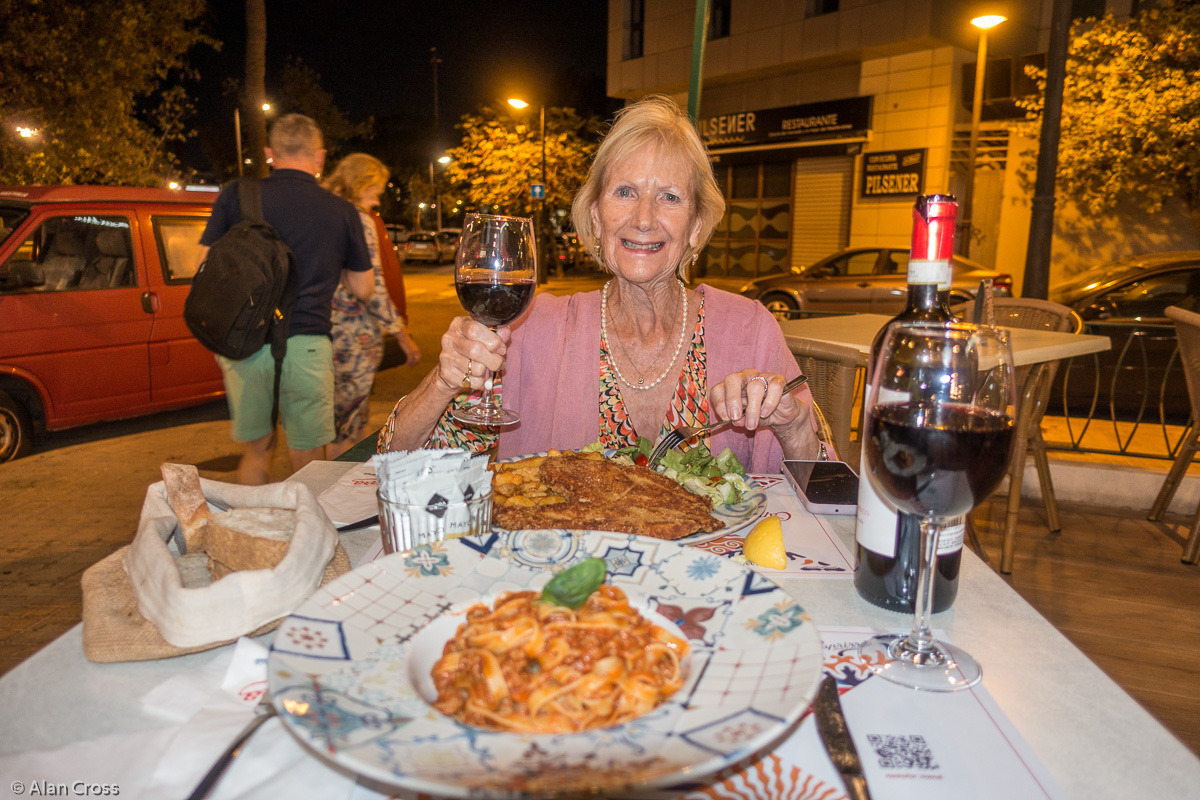 Dining al fresco at Caprizza València, near the hotel